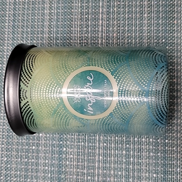 Yankee Candle, Beach Escape, 20 oz Two Wick Candle, New - Picture 4 of 5